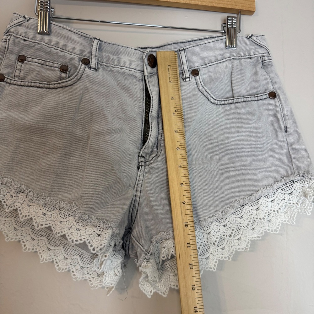 Free People Women's Lace Trim Denim Cut Off Shorts Light Wash Grey Size 29 - Picture 4 of 6